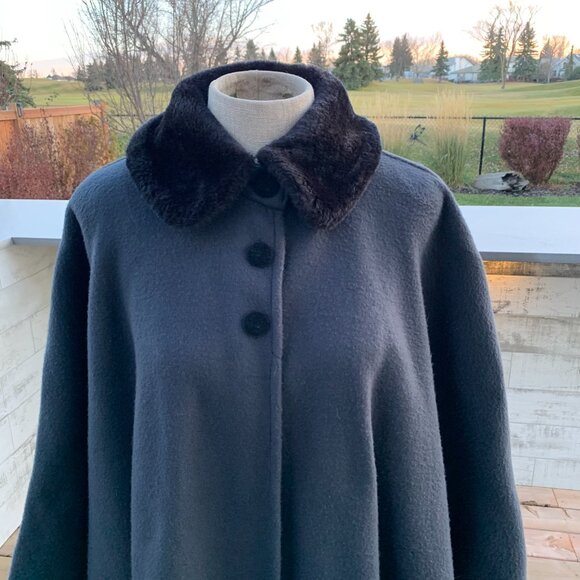 Vintage Lord & Taylor Black Fleece Cloak Cape Faux Fur Collar Velvet Buttons - Picture 2 of 16